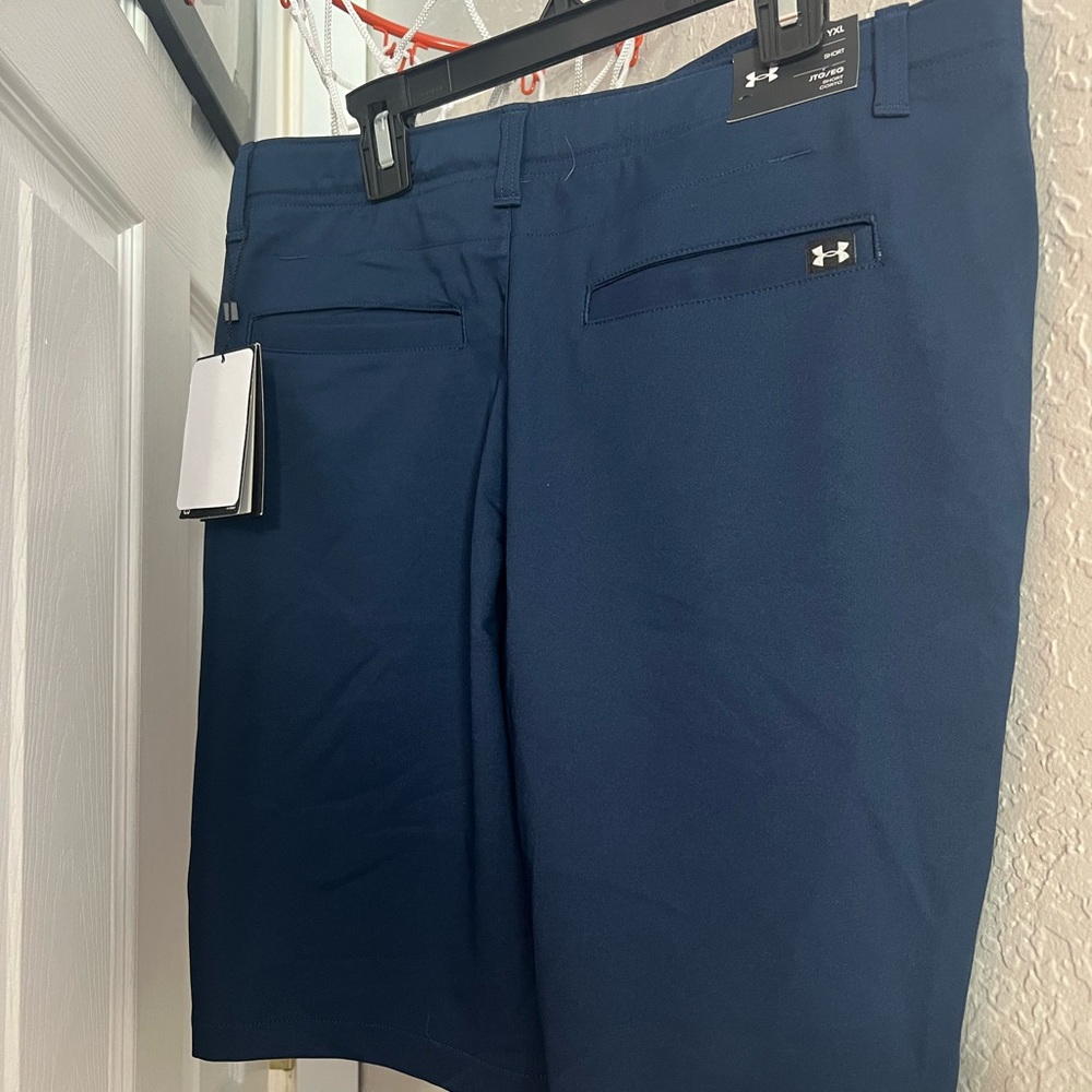 Under Armour Boys Golf Short. Navy blue. Size Youth XL.